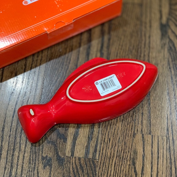 New Le Creuset Medium Fish Dish in Cerise - Picture 3 of 3